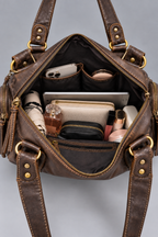 Même intérieur du sac marron rempli avec les objets de référence