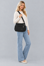 Mannequin en pied, nouvelle pose, sac Rosa noir sur fond gris clair
