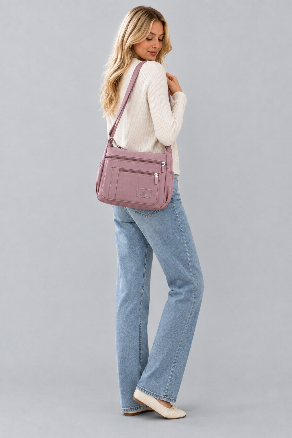 Mannequin en pied portant le sac Rosa mauve sur fond gris clair