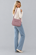 Mannequin en pied portant le sac Rosa mauve sur fond gris clair