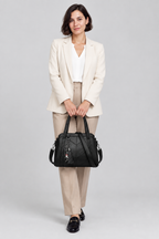 Nouvelle femme et nouvelle pose avec le sac noir sur fond gris