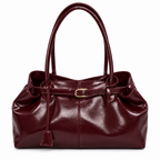 Sac bordeaux sur fond blanc