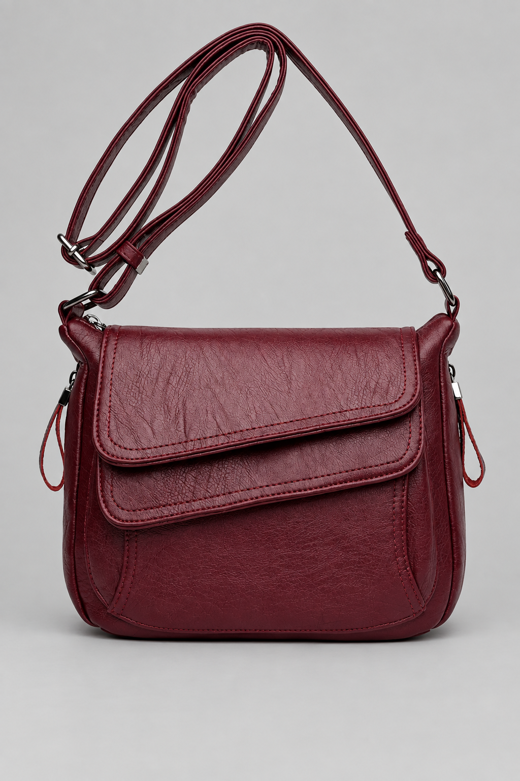 Sac bordeaux sur fond gris clair