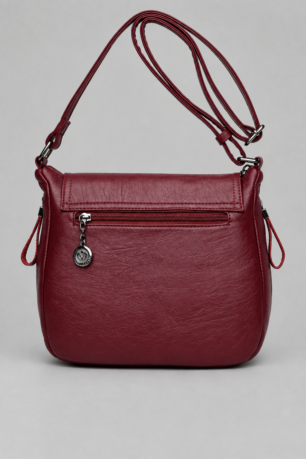 Sac bordeaux vu de dos sur fond gris clair