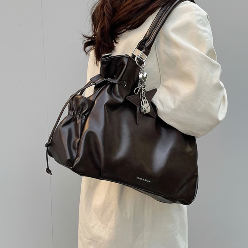 Sac chocolat trench - fond gris clair