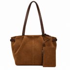 Sac fourre-tout camel en daim avec pochette, version HD sur fond blanc