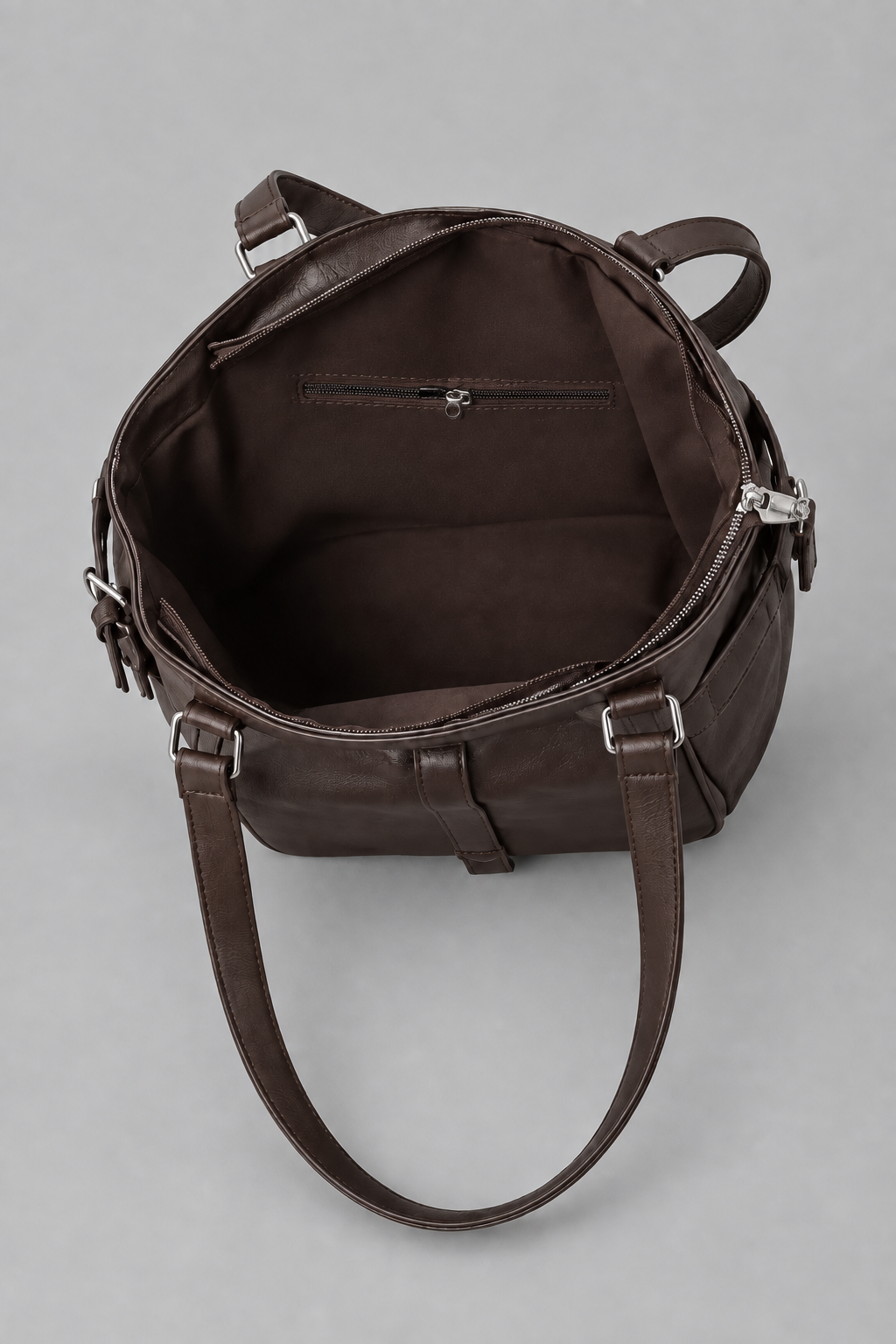 Sac marron ouvert avec fermeture intérieure centrée sur fond gris