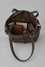 Sac marron ouvert et rempli sur fond gris