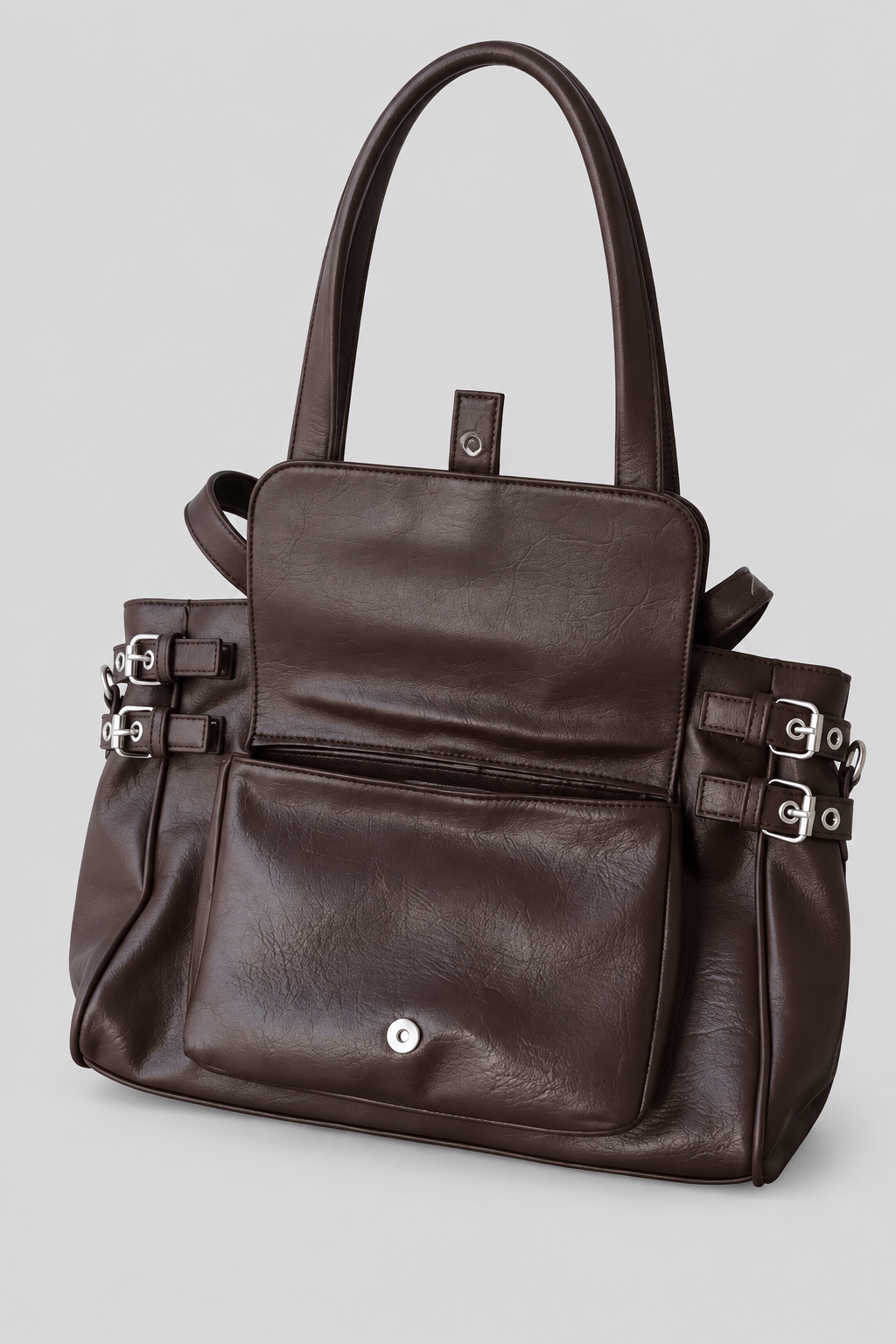 Sac marron seul avec poche avant ouverte sur fond gris