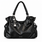 Sac noir avec étoile et charms sur fond blanc