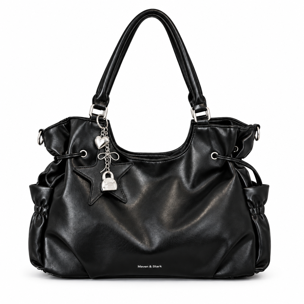 Sac noir avec étoile et charms sur fond blanc
