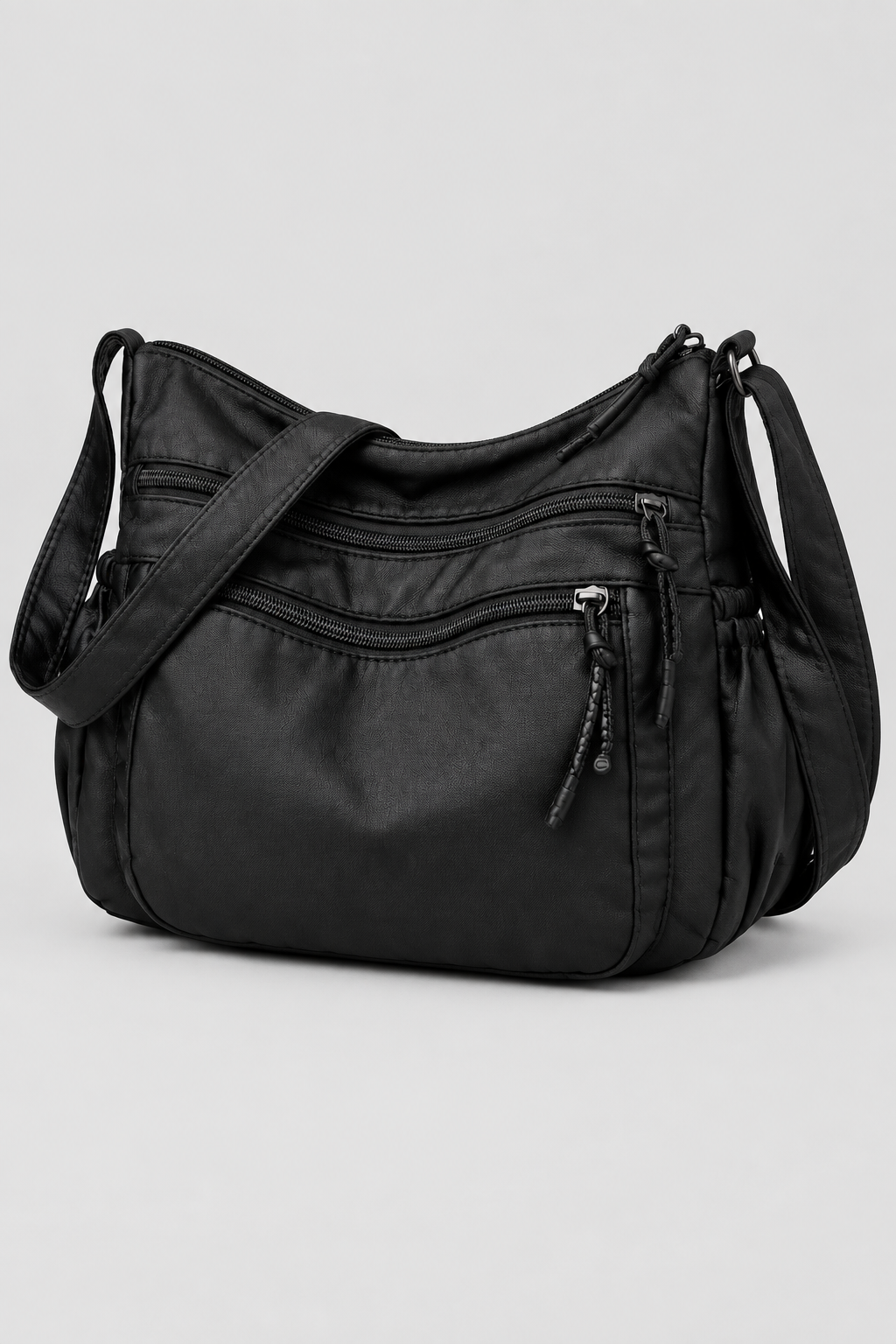 Sac noir de côté sur fond gris clair