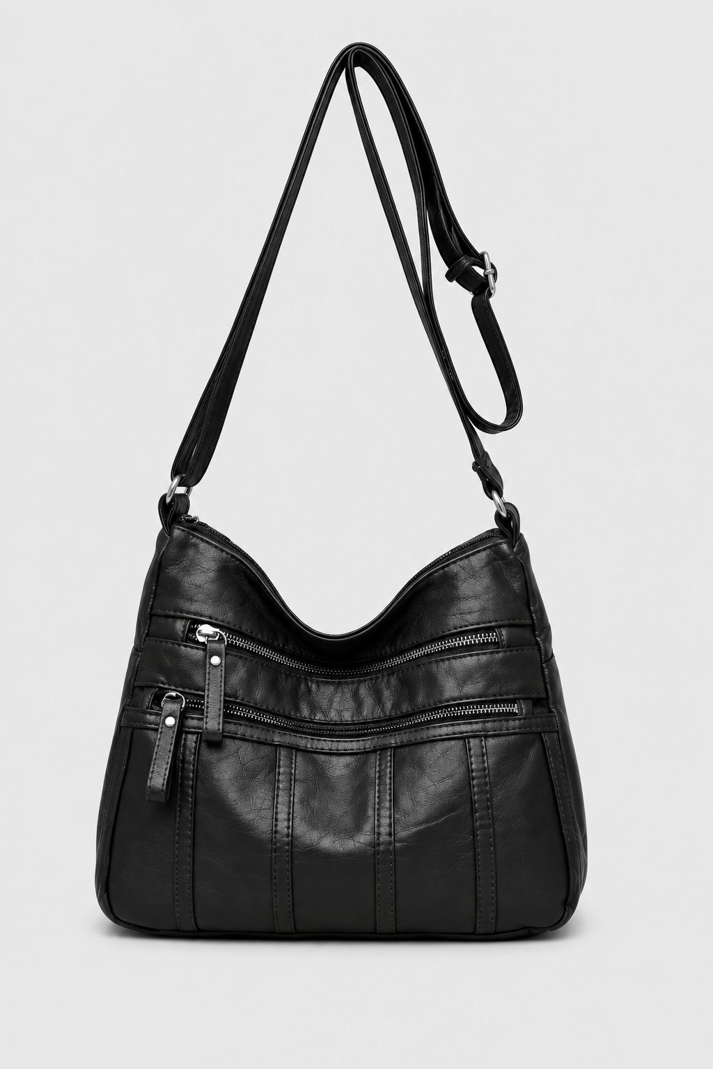 Sac noir de face sur fond gris clair