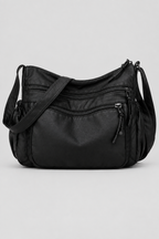 Sac noir de face sur fond gris clair