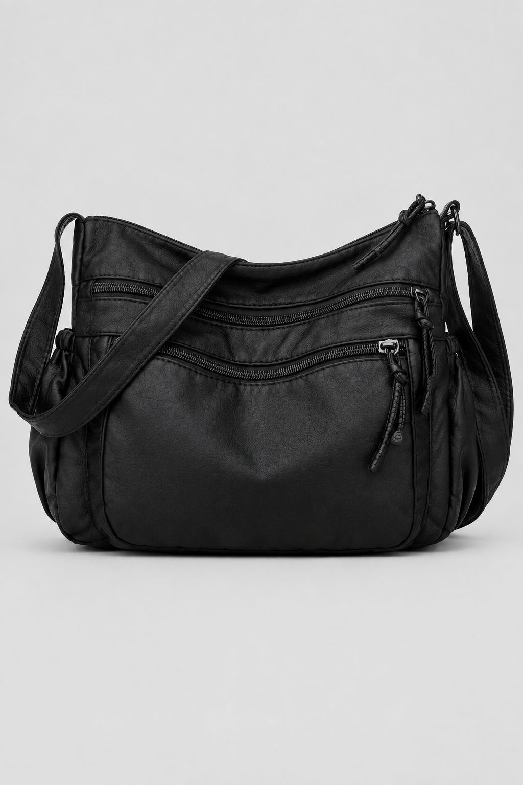 Sac noir de face sur fond gris clair