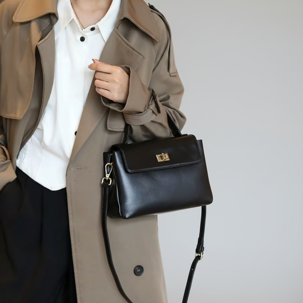 Sac noir mannequin fond gris clair