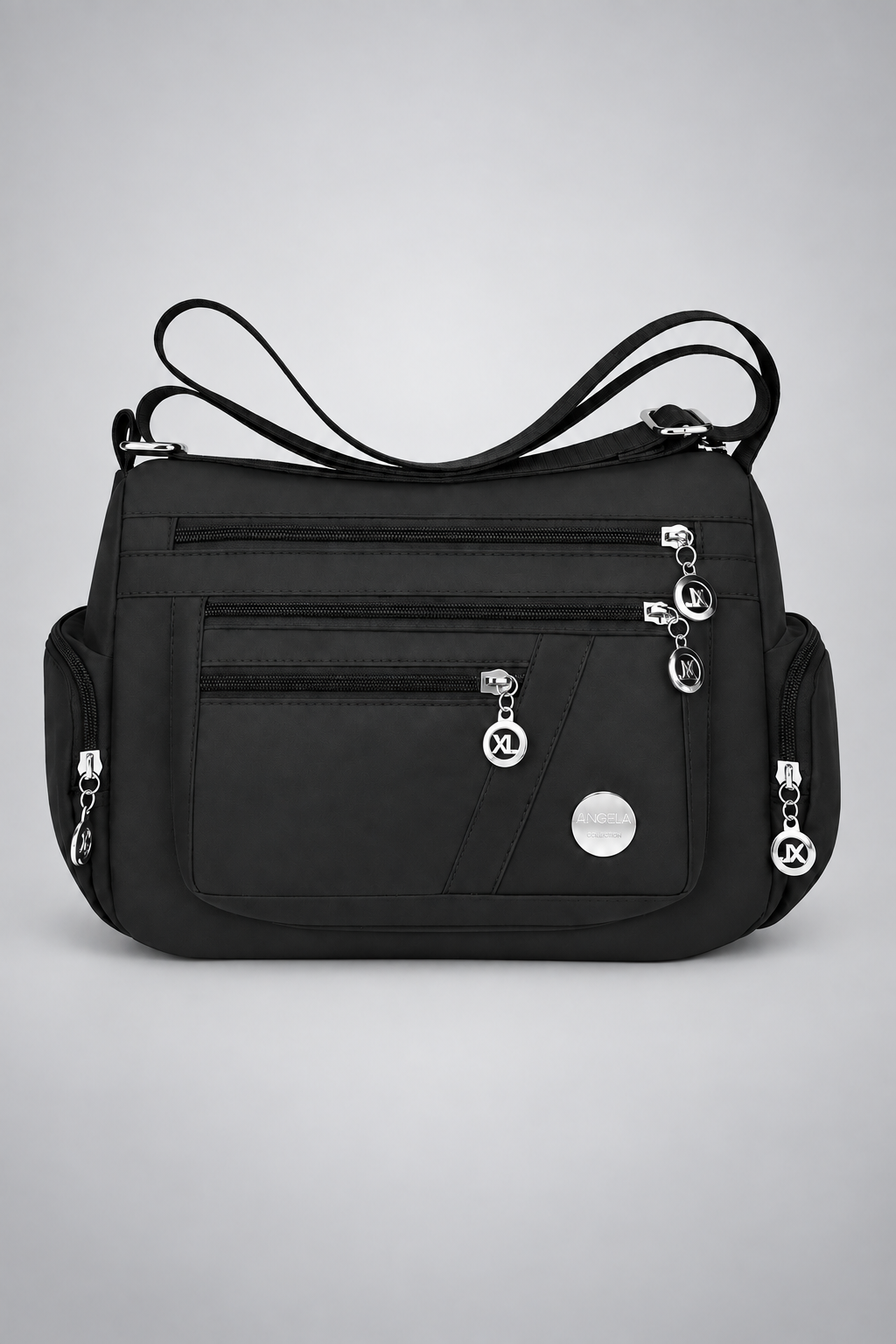 Sac noir multi-poches sur le fond gris clair studio