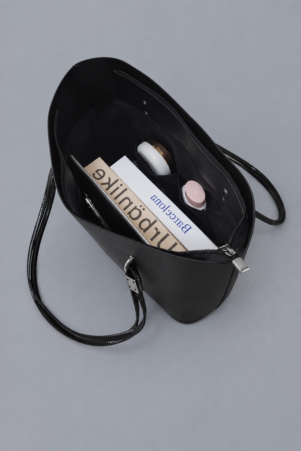 Sac noir ouvert sur le fond gris de référence