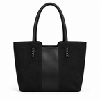 Sac noir sur fond blanc