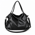 Sac noir sur fond blanc