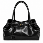 Sac noir sur fond blanc