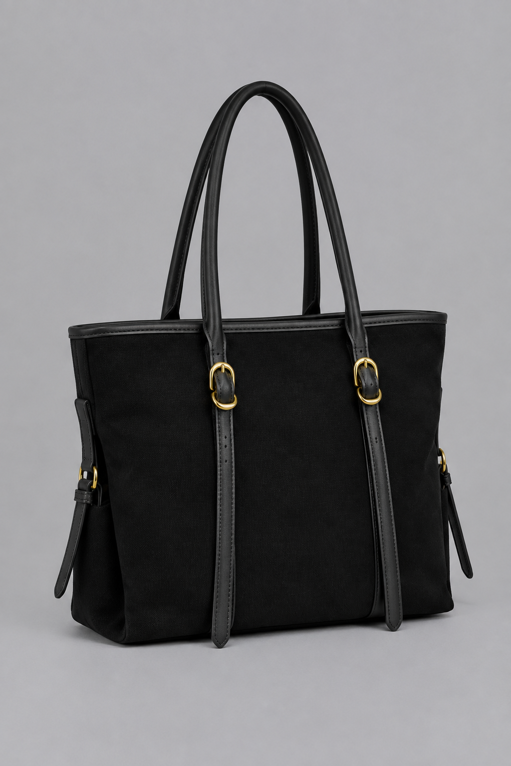 Sac noir vu de côté sur fond gris