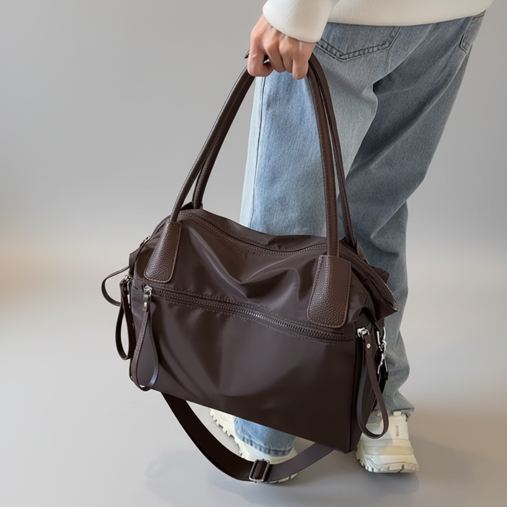 Sac nylon chocolat tenu main - fond gris clair