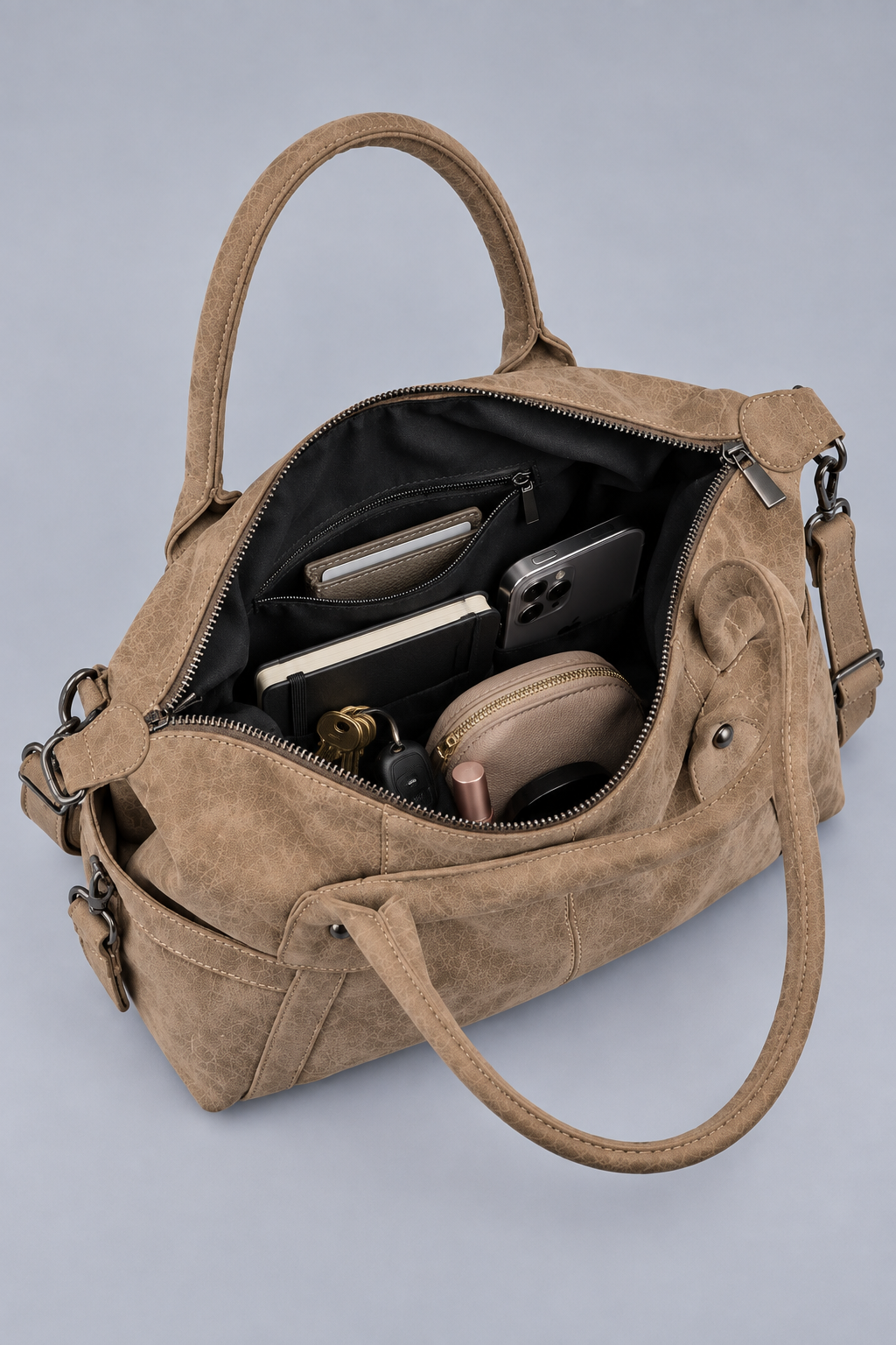 Sac taupe ouvert et rempli, format portrait