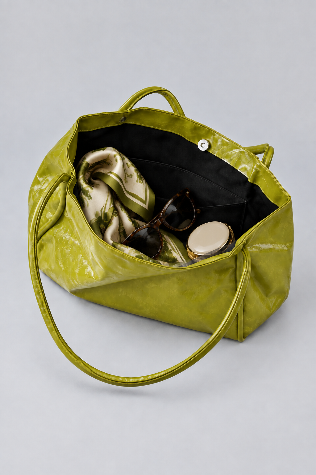Sac vert ouvert avec accessoires de mode