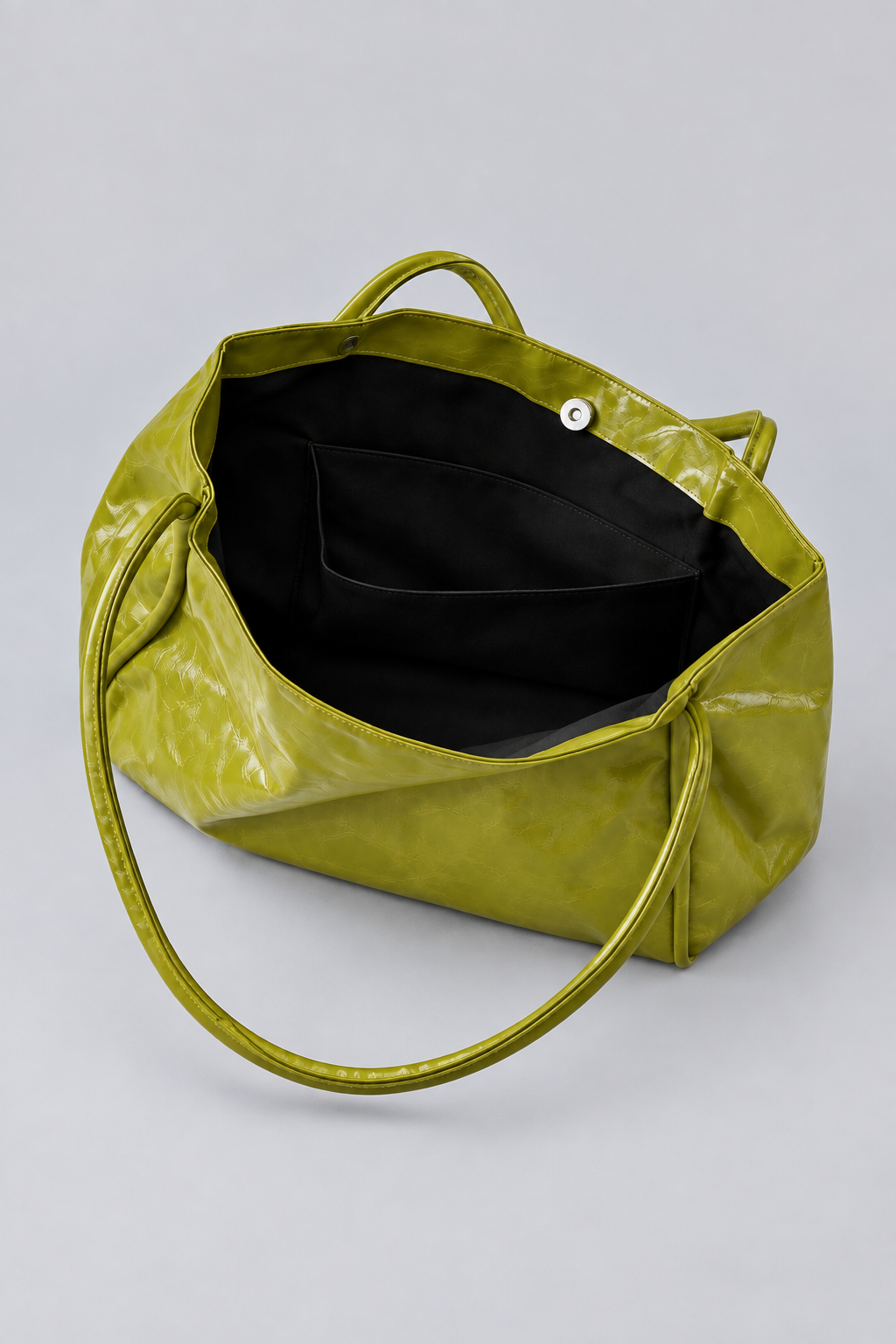 Sac vert ouvert, format vertical sur fond gris