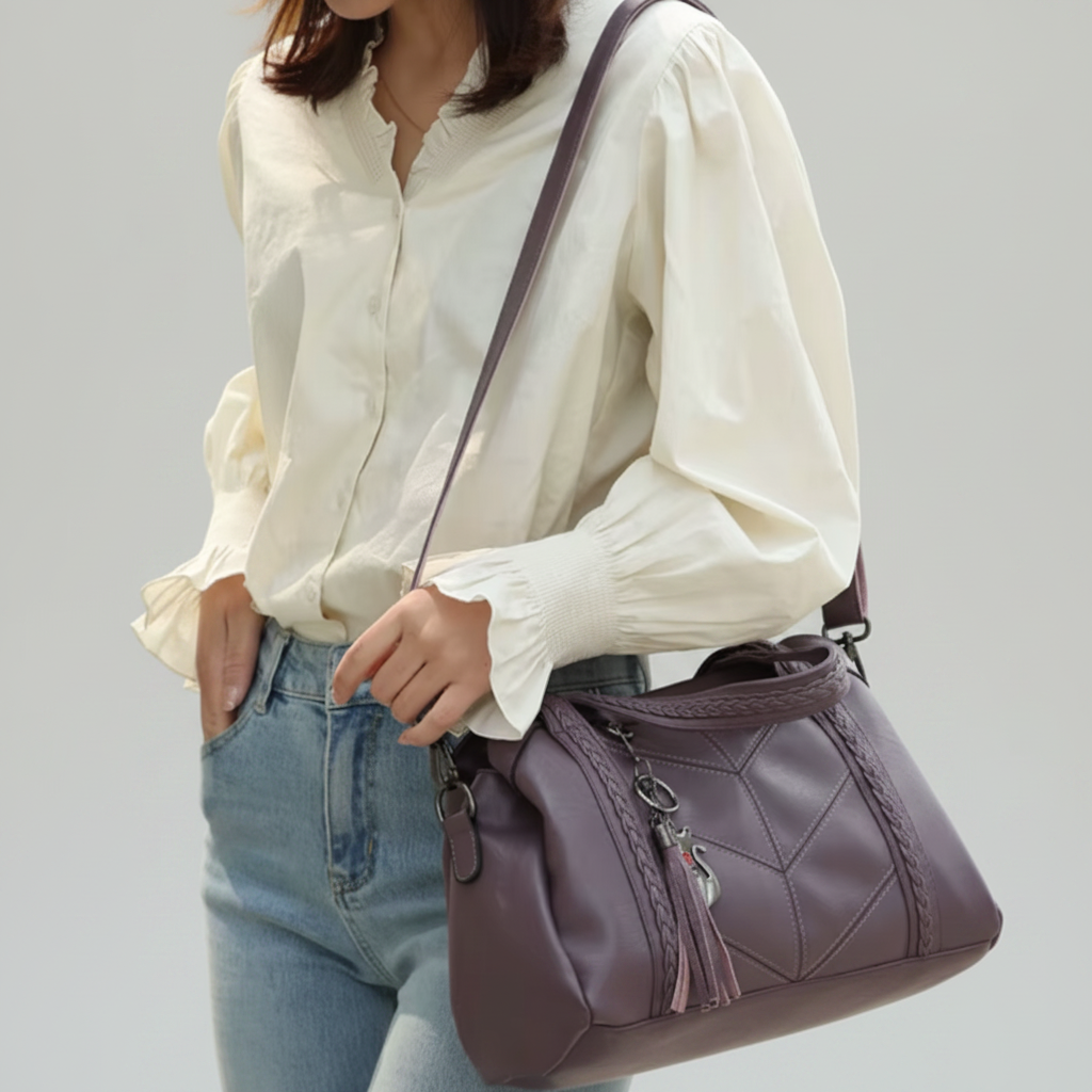 Sac violet modèle - fond gris clair