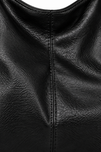 Zoom portrait sur la matière noire du sac