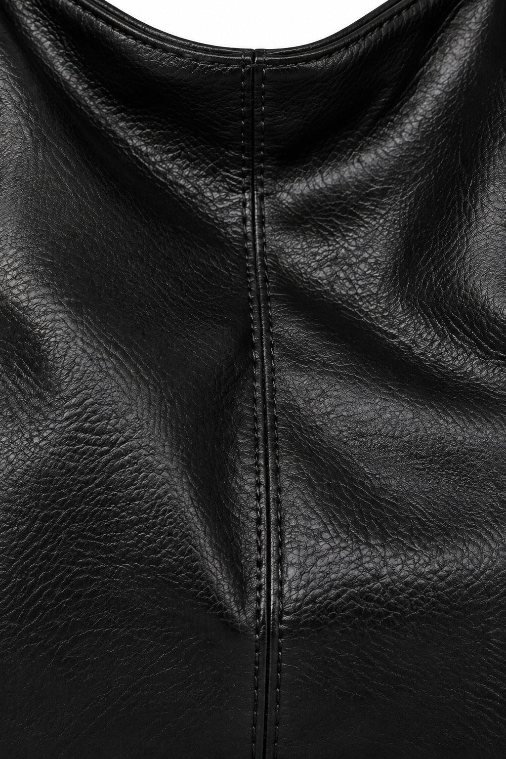 Zoom portrait sur la matière noire du sac