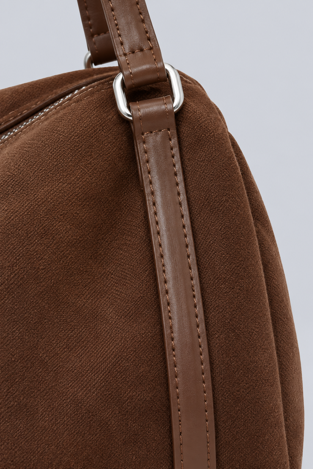 Zoom sur la matière marron sur fond gris clair